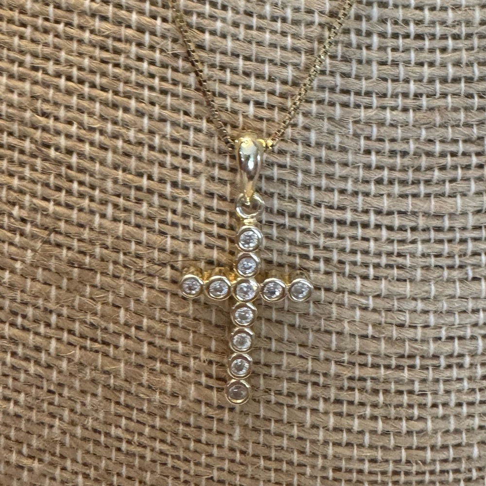 Like new bezel set cz Cross that's goldfill. And 20 in box chain gf also.